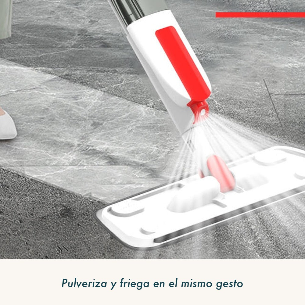 El pulverizador del mango rociando el suelo mientras se friega