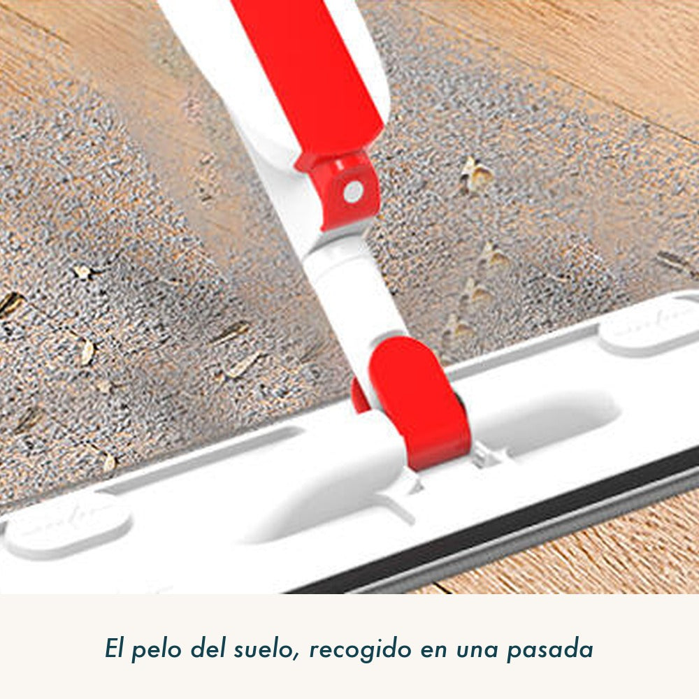 La mopa recogiendo el pelo del suelo de madera en una pasada